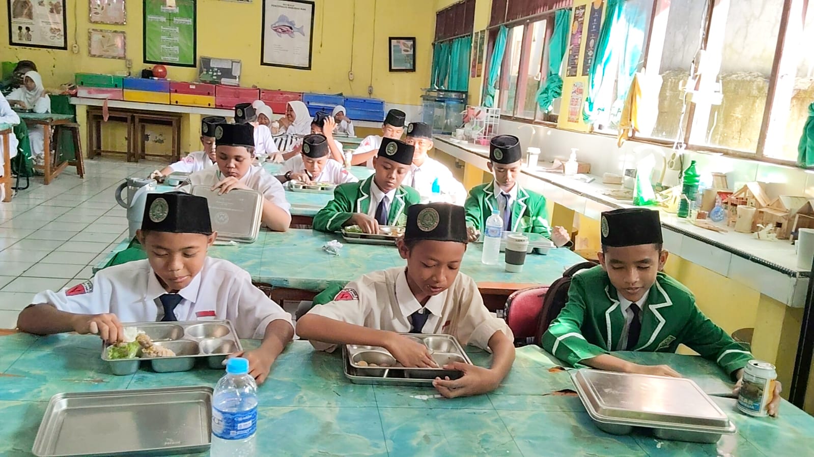 SARAPAN &ndash; Ekspresi siswa MTsN 3 Tanbu saat mengikuti Program MBG sarapan pagi untuk menunjang konsentrasi dan kesiapan belajar siswa.
