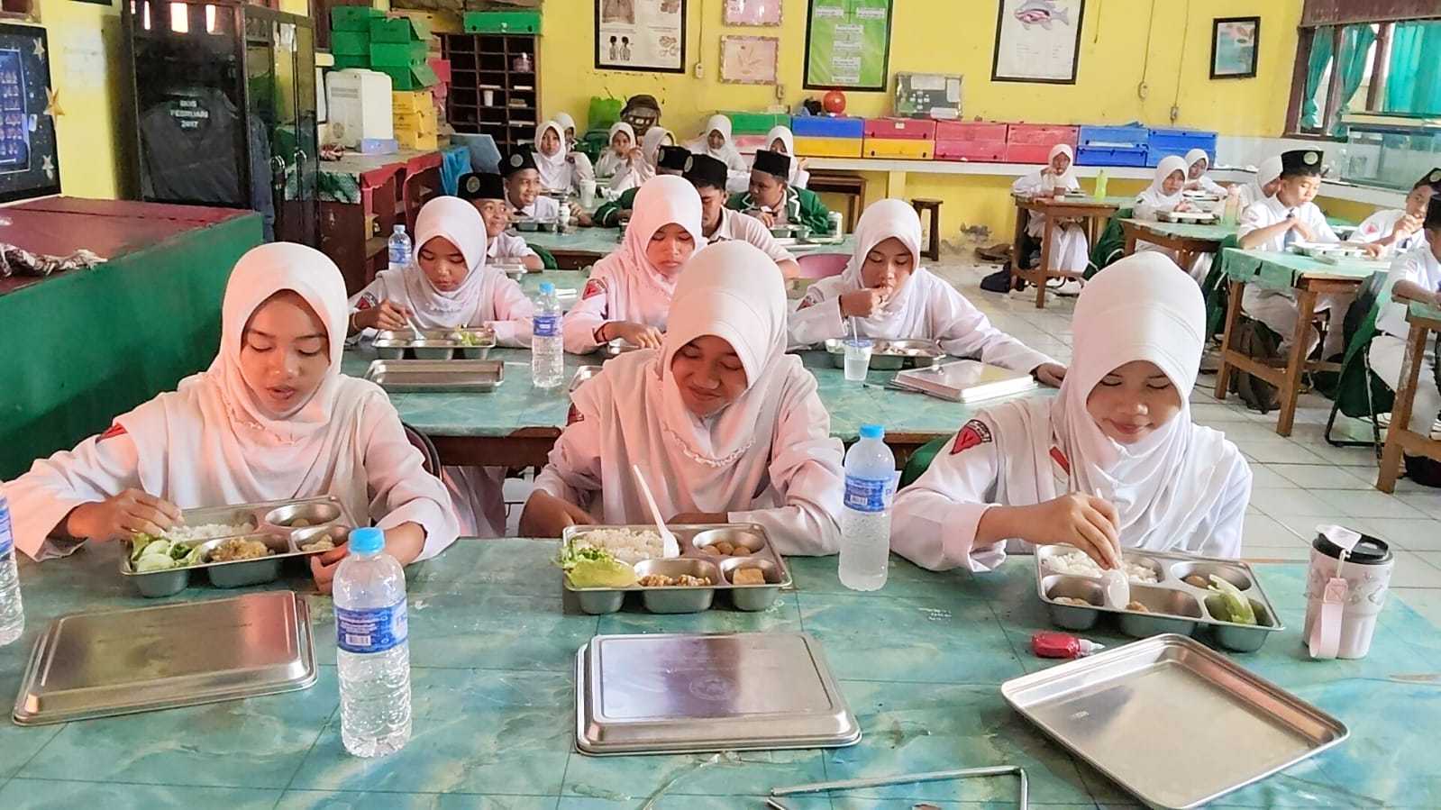 MBG: Siswi MTsN 3 Tanah Bumbu menikmati sarapan pagi Program Makan Bergizi Gratis sebelum memulai pelajaran.