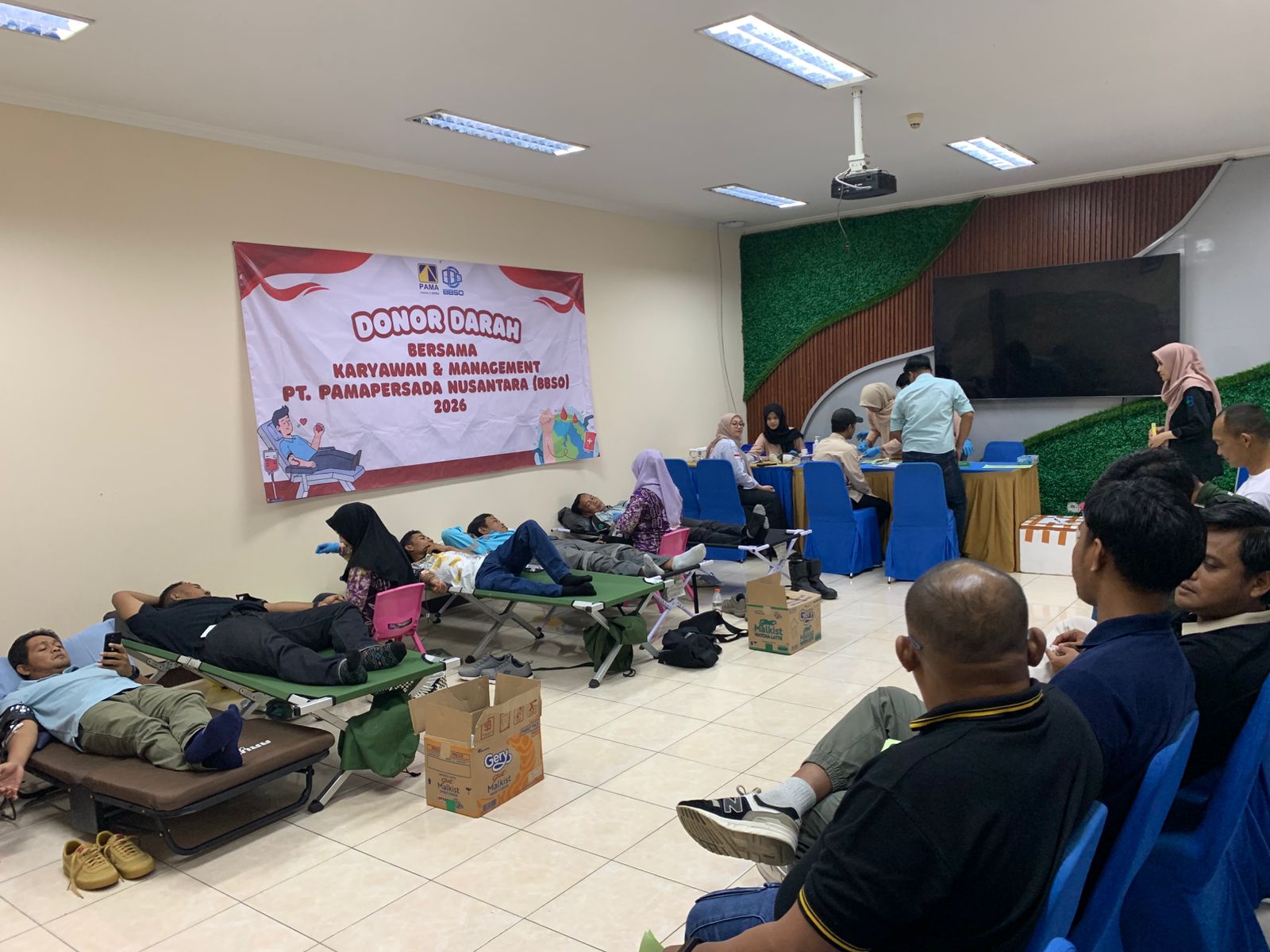 LEBIHI TARGET &ndash; Petugas UTD RSUD Idaman Banjarbaru melayani peserta donor darah PAMA BBSO yang antusias mendonorkan darahnya.