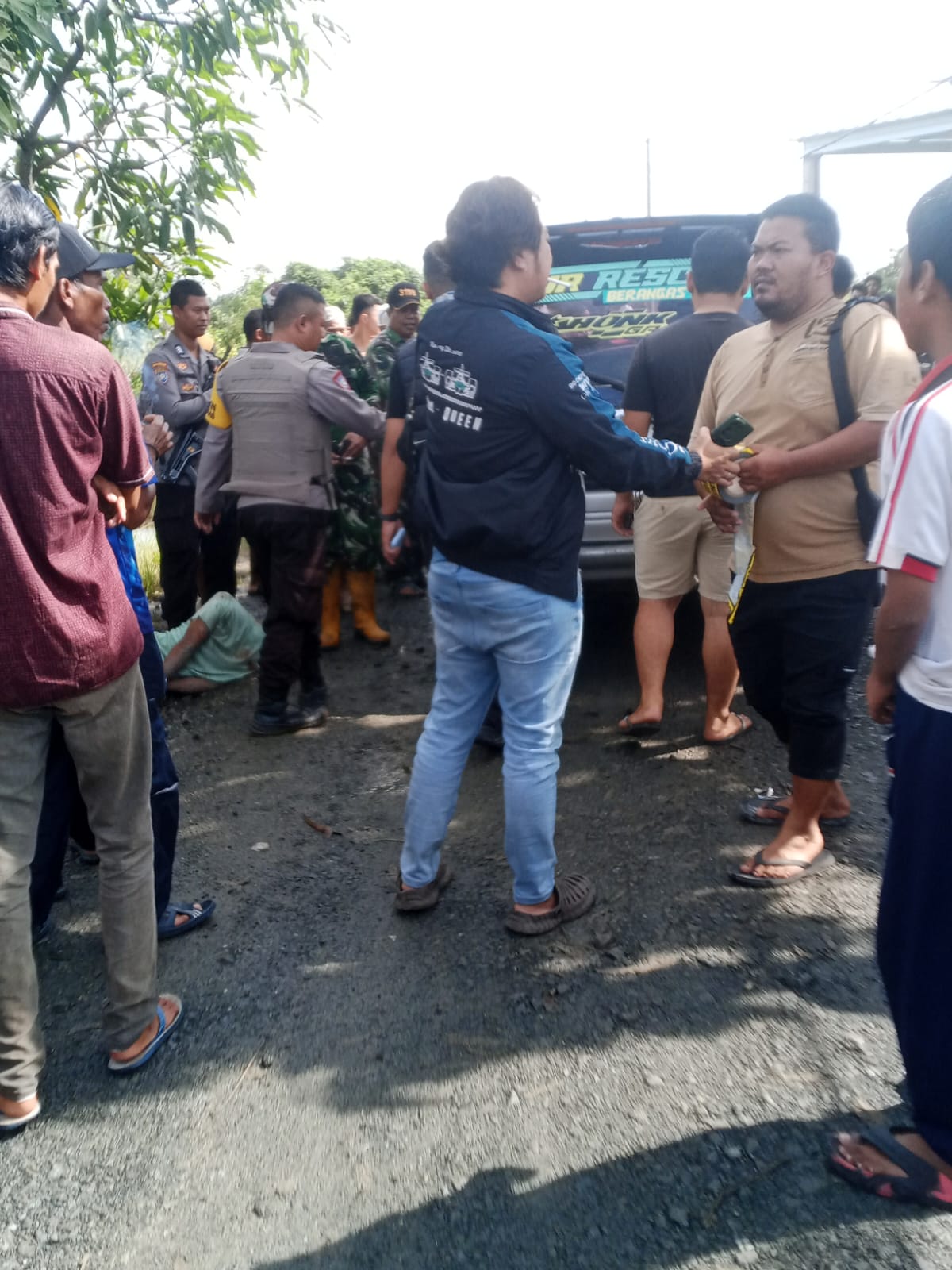 Petugas kepolisian saat di lokasi,  menggelendang pelaku ke markas Polsek Alalak.