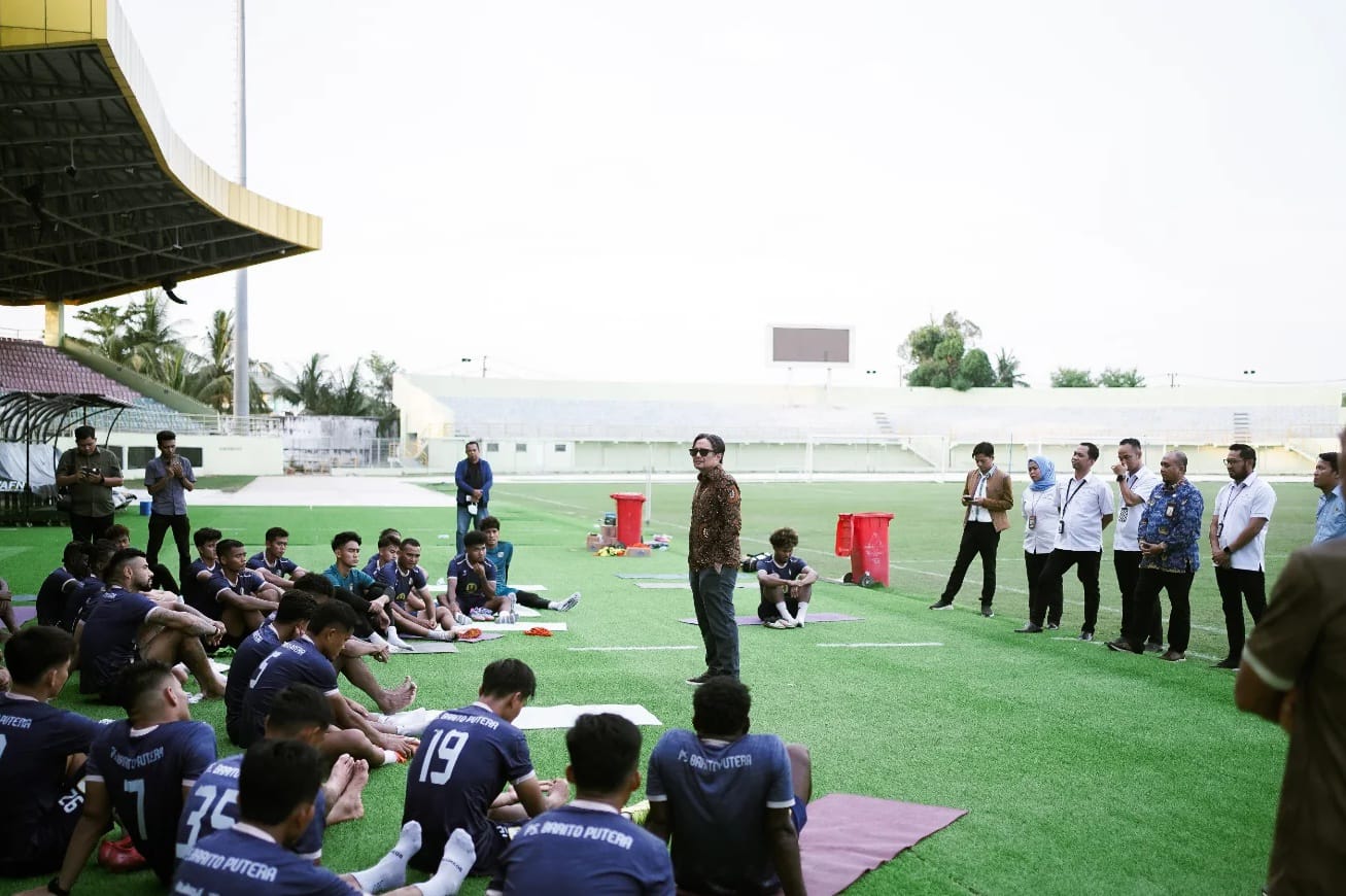 Owner PS Barito Putera, Hasnuryadi Sulaiman saat mengunjungi latihan para pemain saat meninjau sesi latihan Laskar Antasari di Stadion 27 Mei, Banjarmasin.