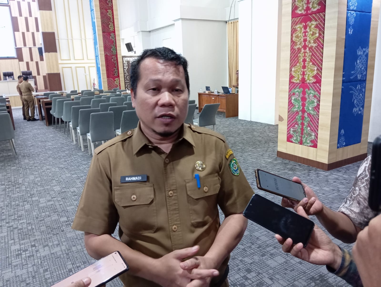 BERI PENJELASAN: Kepala Dinas PMD Tapin, Rahmadi memberikan keterangan kepada wartawan.