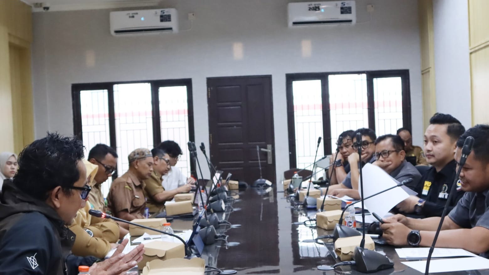 DISKUSI : Suasana rapat evaluasi kinerja DPRKPLH Tanah Laut (Tala) dengan Komisi III DPRD Tala. (Foto : Humas DPRD Tala)