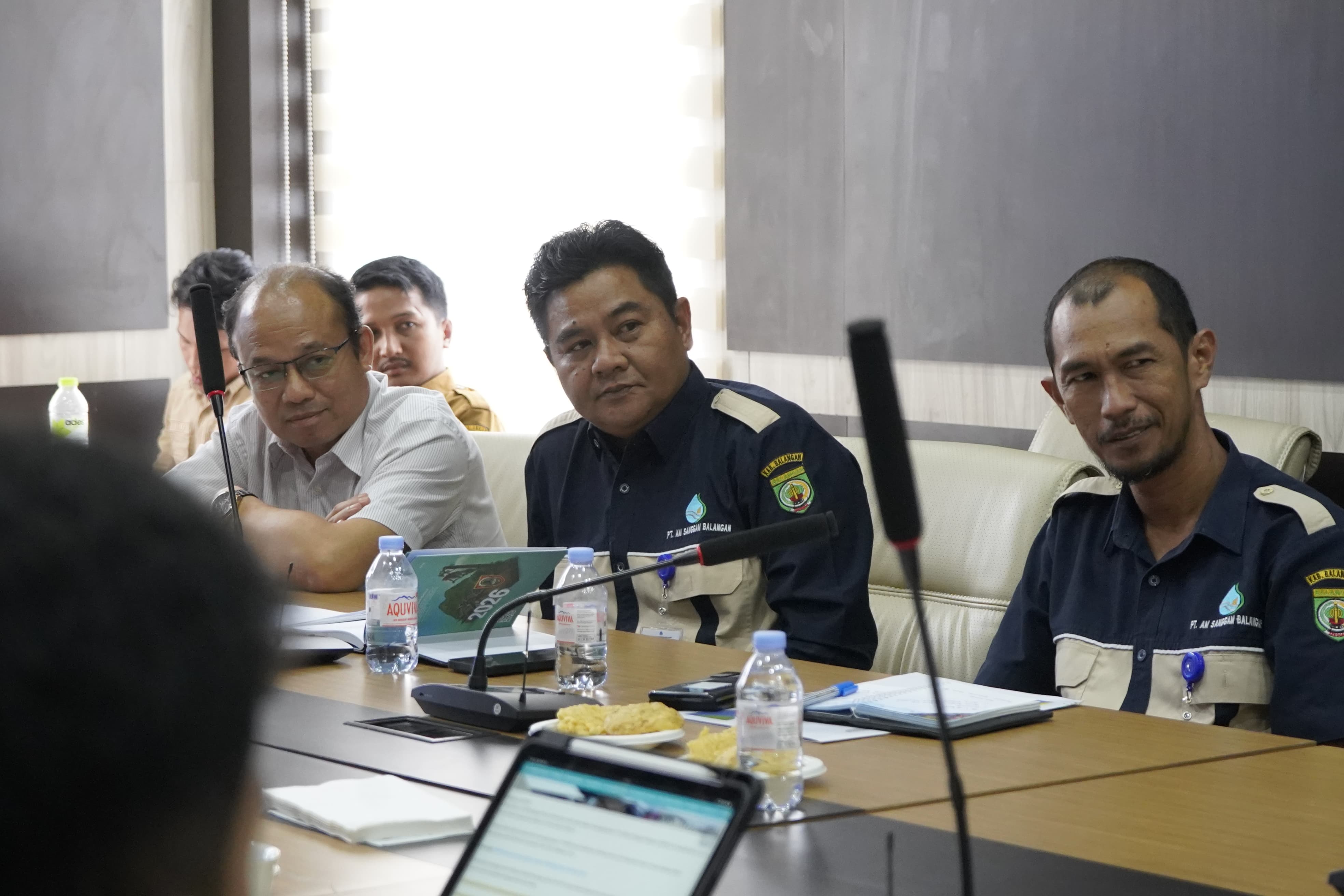 Direktur Utama PT Air Minum Sanggam Balangan, Arie Widodo, memberikan penjelasan terkait kendala regulasi dan pendampingan hukum yang berdampak pada pelayanan air bersih. (Dok. DPRD Balangan)