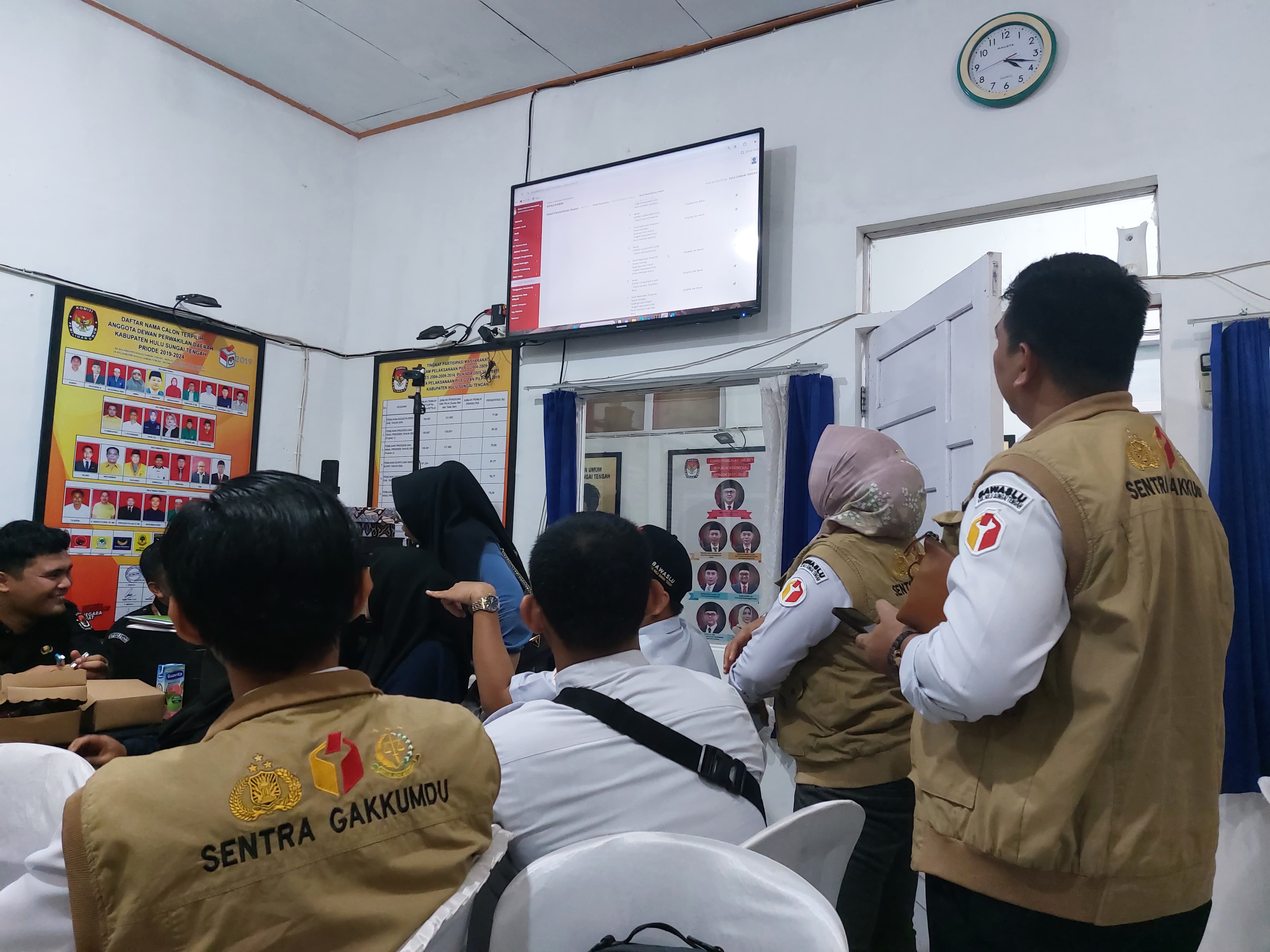 PEKERJAAN: Pilkada sudah lama selesai. Bagaimana dengan kerja Bawaslu dan KPU?. (Foto: Jamaluddin/Radar Banjarmasin).