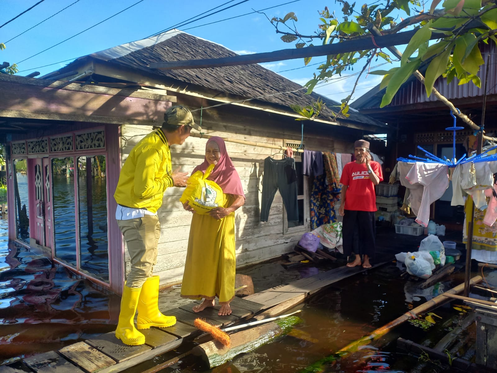 SALURKAN: Anggota Partai Golkar salurkan bantuan kepada korban banjir. (Foto: Golkar HSS)