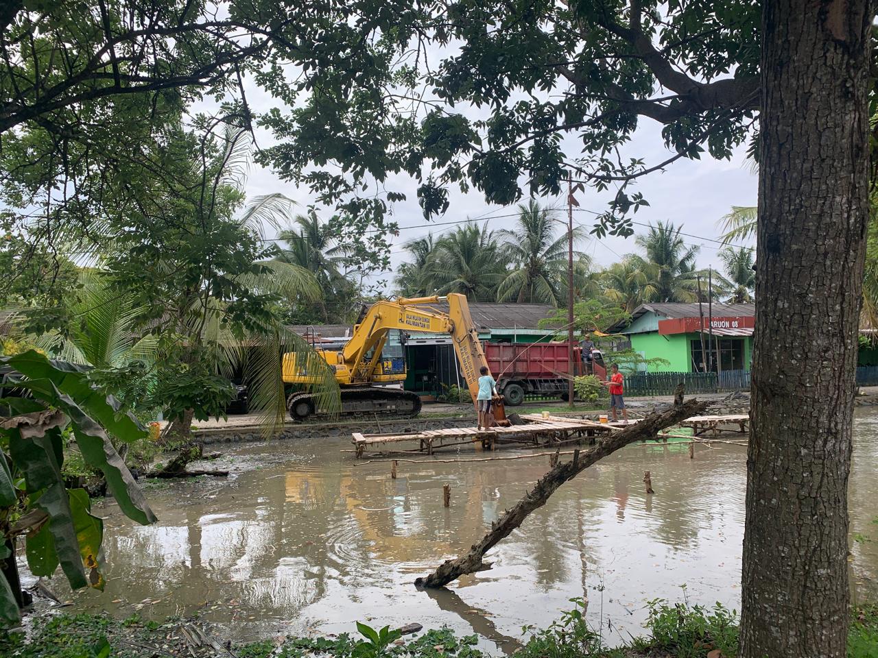 Alat berat dikerahkan mengeruk endapan lumpur di Sungai Gatot Subroto, Banjarmasin, sebagai bagian dari percepatan normalisasi sungai untuk mengurangi genangan saat air pasang dan hujan.(Foto : Endang