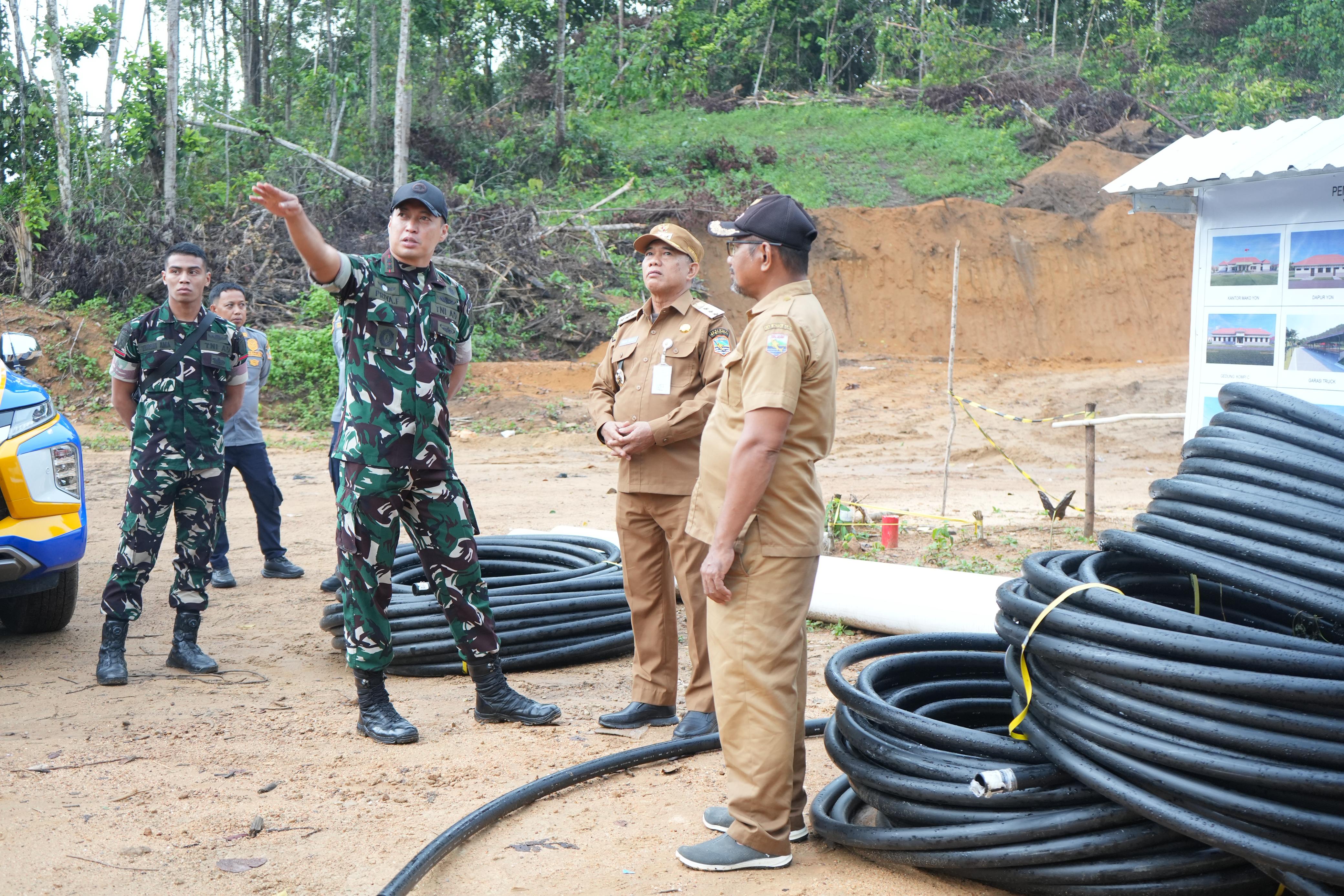 MENINJAU: Bupati Kotabaru H Muhammad Rusli bersama Danyonif TP 884/Saijaan Letkol Inf Priya Firmansyah meninjau pembangunan Yonif TP 884/Saijaan di Pulau Laut Tengah. Foto: Prokopim Setda Kotabaru.
