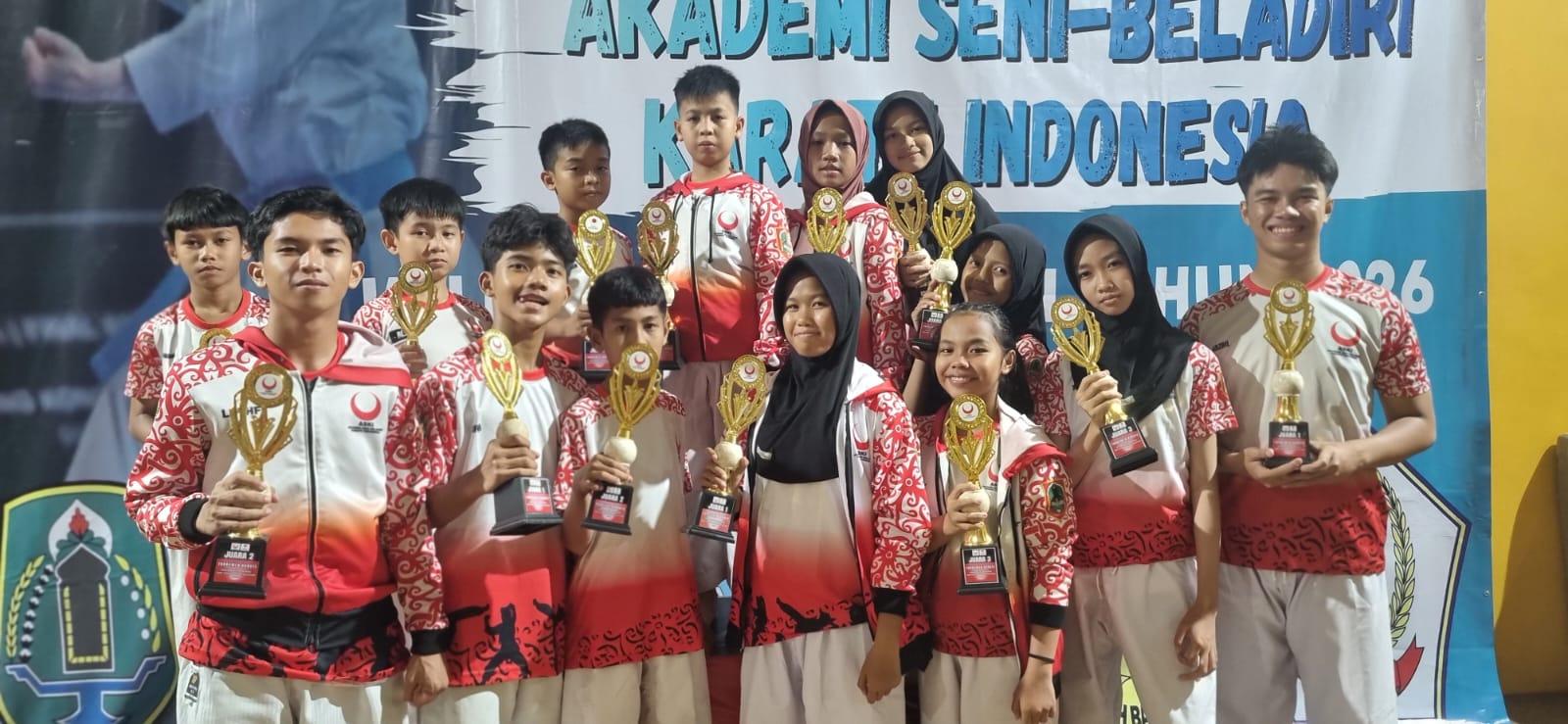 Atlet ASKI Balangan bersama pelatih dan pengurus usai berlaga pada Kejuaraan Provinsi ASKI Kalimantan Selatan di HKSN Banjarmasin, Januari 2026. (ASKI Balangan untuk Radar Banjarmasin)