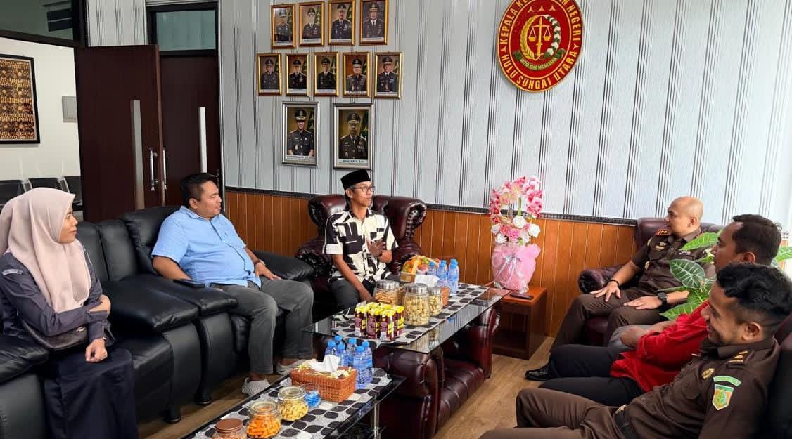 KOORDINASI:Bawaslu Kabupaten HSU melakukan silaturahmi ke Kajari HSU yang baru, Budi Triono di ruang kerjanya Selasa (20/1/2026).