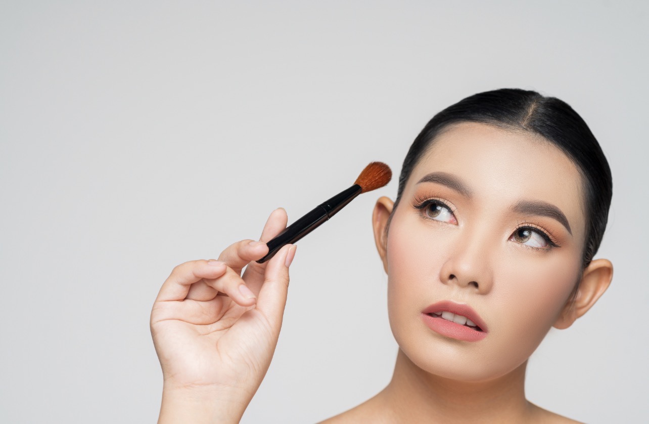 KARAKTER: Tak semua hasil akhir makeup sesuai keinginan, ada pula yang mengecewakan karena tak sesuai karakter wajah. (Foto: Freepik)