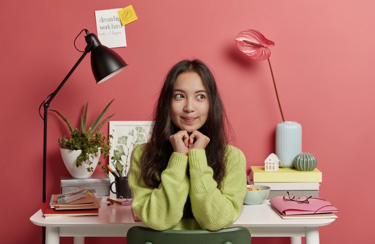 SIBUK: Makeup sederhana akan membuat penampilan segar meski banyak kesibukan. (Foto: Freepik)