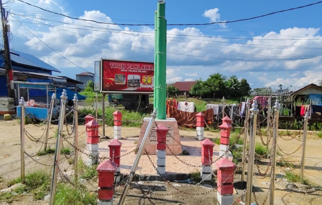 SAKSI BISU: Tugu dan Prasasti ALRI Divisi IV di Amuntai Selatan, Kabupaten Hulu Sungai Utara. (Foto: M.Akbar/Radar Banjarmasin)