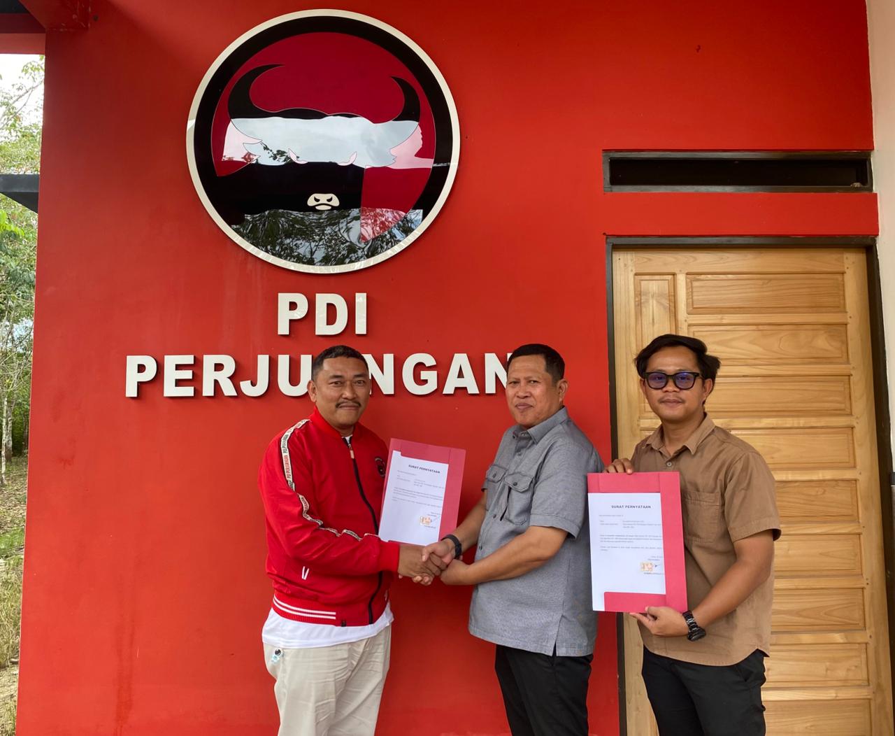 RESMI: Rian Jaya menyerahkan surat pengunduran diri ke DPC PDI Perjuangan Tapin.