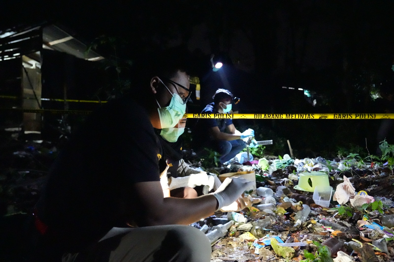 PECAHKAN MISTERI: Pihak kepolisian saat melakukan identifikasi tengkorak di Suato Tatakan Tapin pada malam hari.