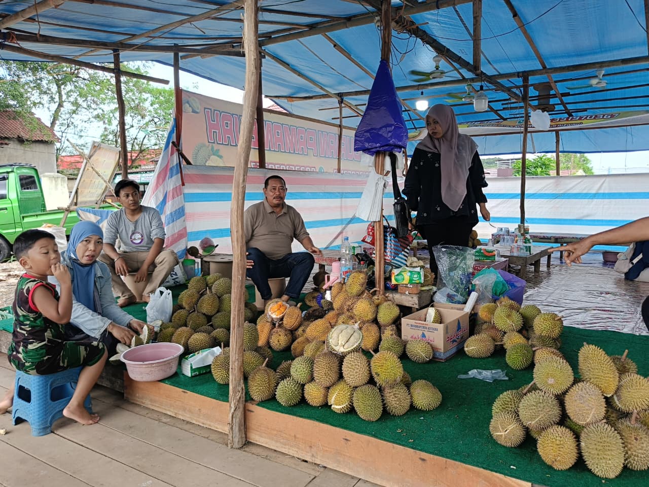 RAMAI: Lapak penjual durian di PM Noor disambangi pembeli.
