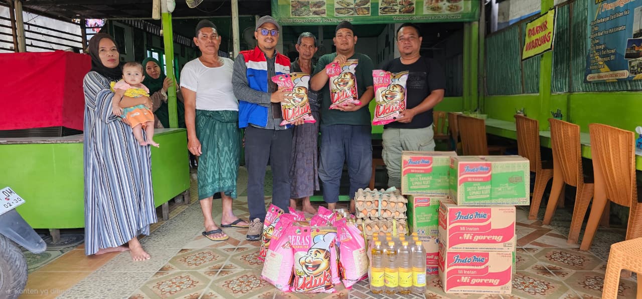 TERDAMPAK BENCANA:Pertamina Patra Niaga Regional Kalimantan menyalurkan bantuan banjir di Desa Pesayangan, Kabupaten Banjar.
