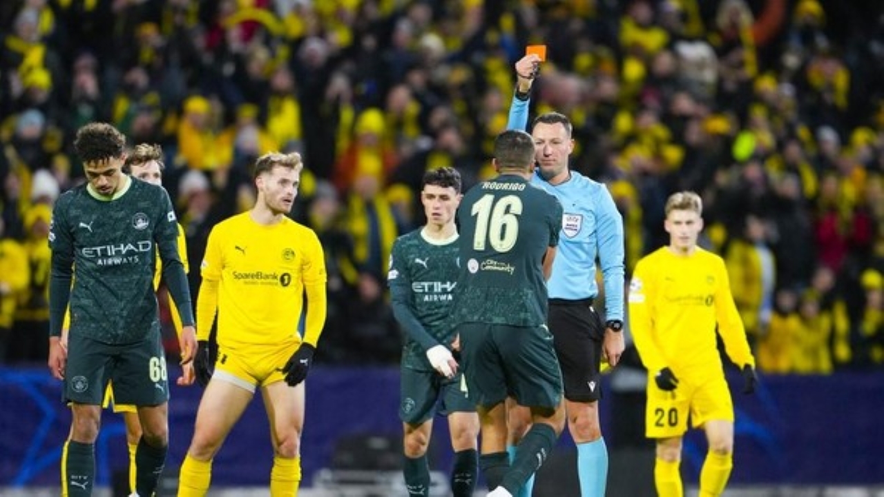 DIKALAHKAN: Rodri menerima kartu merah saat Manchester City dikalahkan dari tim underdog, Bodo/Glimt, Rabu (21/1) dini hari.