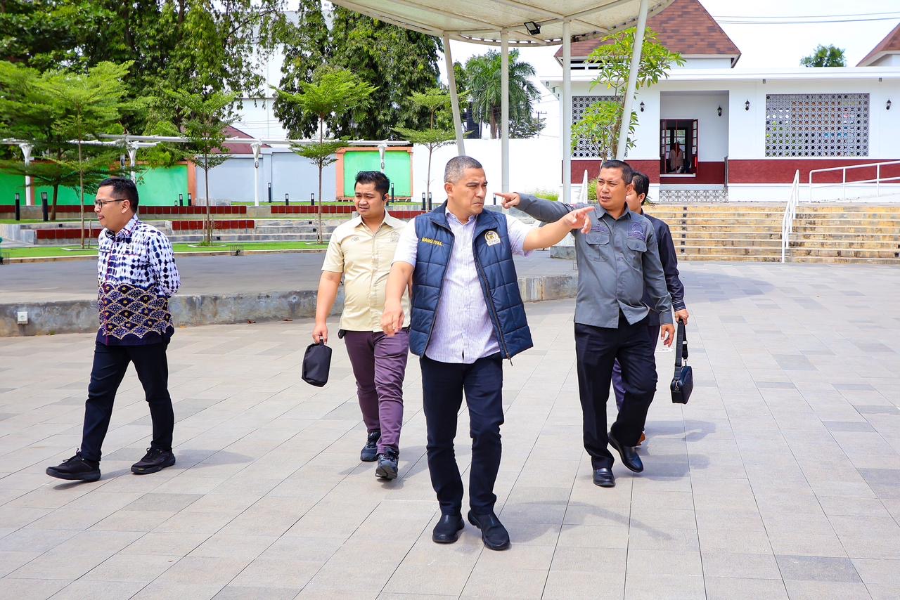 PENGAWASAN: Ketua Komisi III DPRD Banjarbaru Muhammad Syahrial bersama anggota melakukan pengecekan Kolam Renang Idaman, Kamis (22/1).