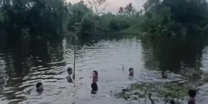 PENCARIAN: Sejumlah warga berinisiatif melakukan pencarian dengan menyelam di lokasi korban tenggelam.