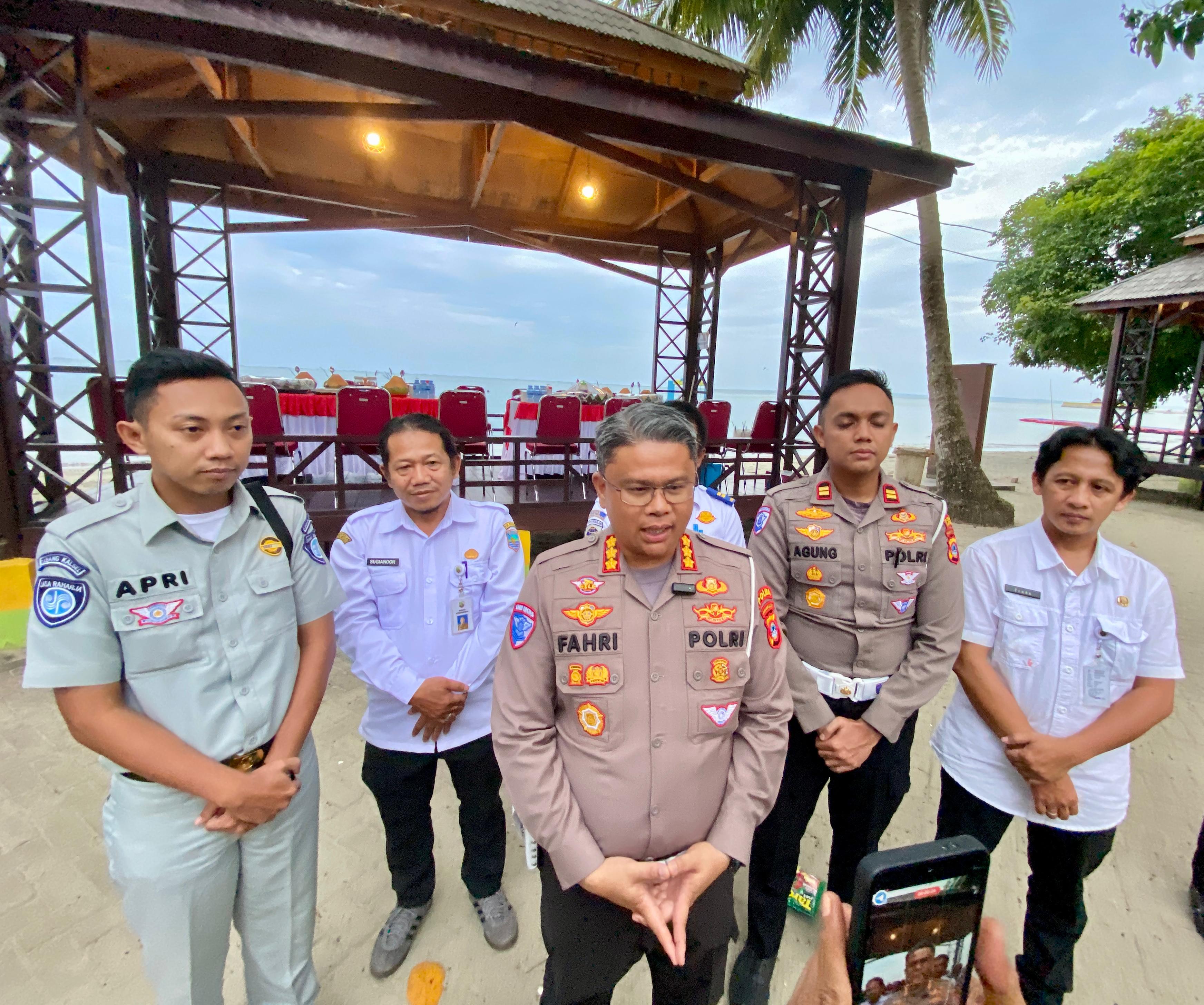 MENJELASKAN: Didampingi Kasatlantas Polres, Dinas PUPR dan Dishub Kotabaru, Direktur Lalu Lintas Polda Kalsel Kombes Pol Fahri Siregar menjelaskan di hadapan media.
