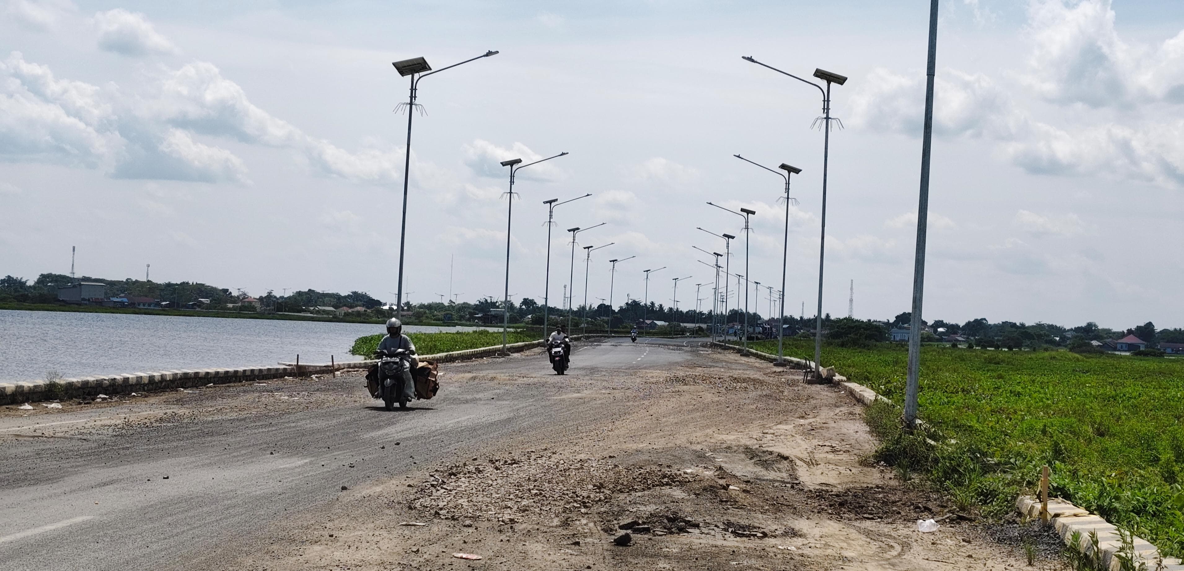 TIMBUNAN: Kerusakan Jalan Bypass Amuntai atau Jalan H. Fakhruddin diuruk menggunakan sirtu.