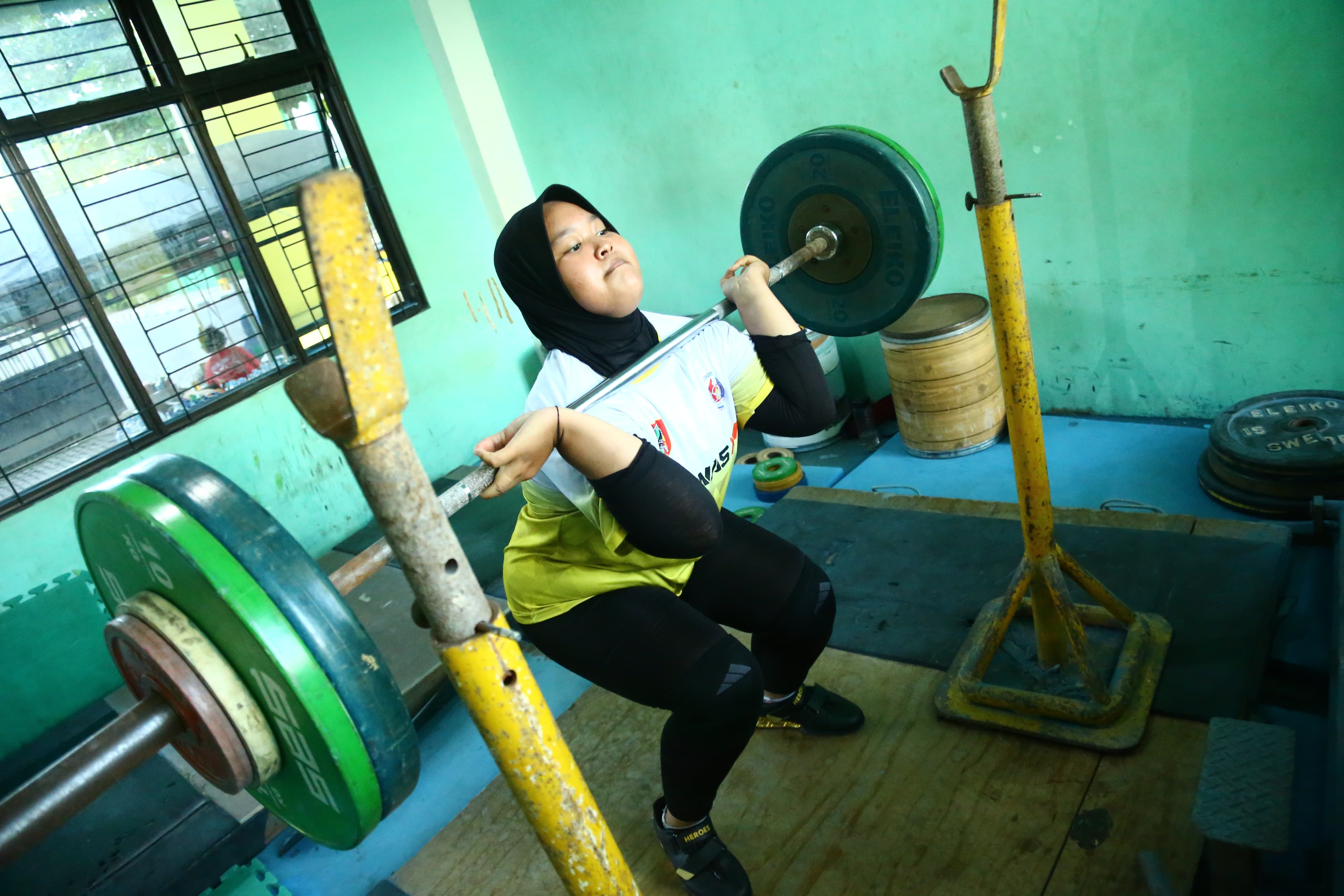 LATIHAN: Lifter muda Kalsel menjalani sesi latihan intensif di bawah arahan pelatih Mujiyanto sebagai persiapan menuju pemusatan latihan nasional (Pelatnas) di Jakarta.