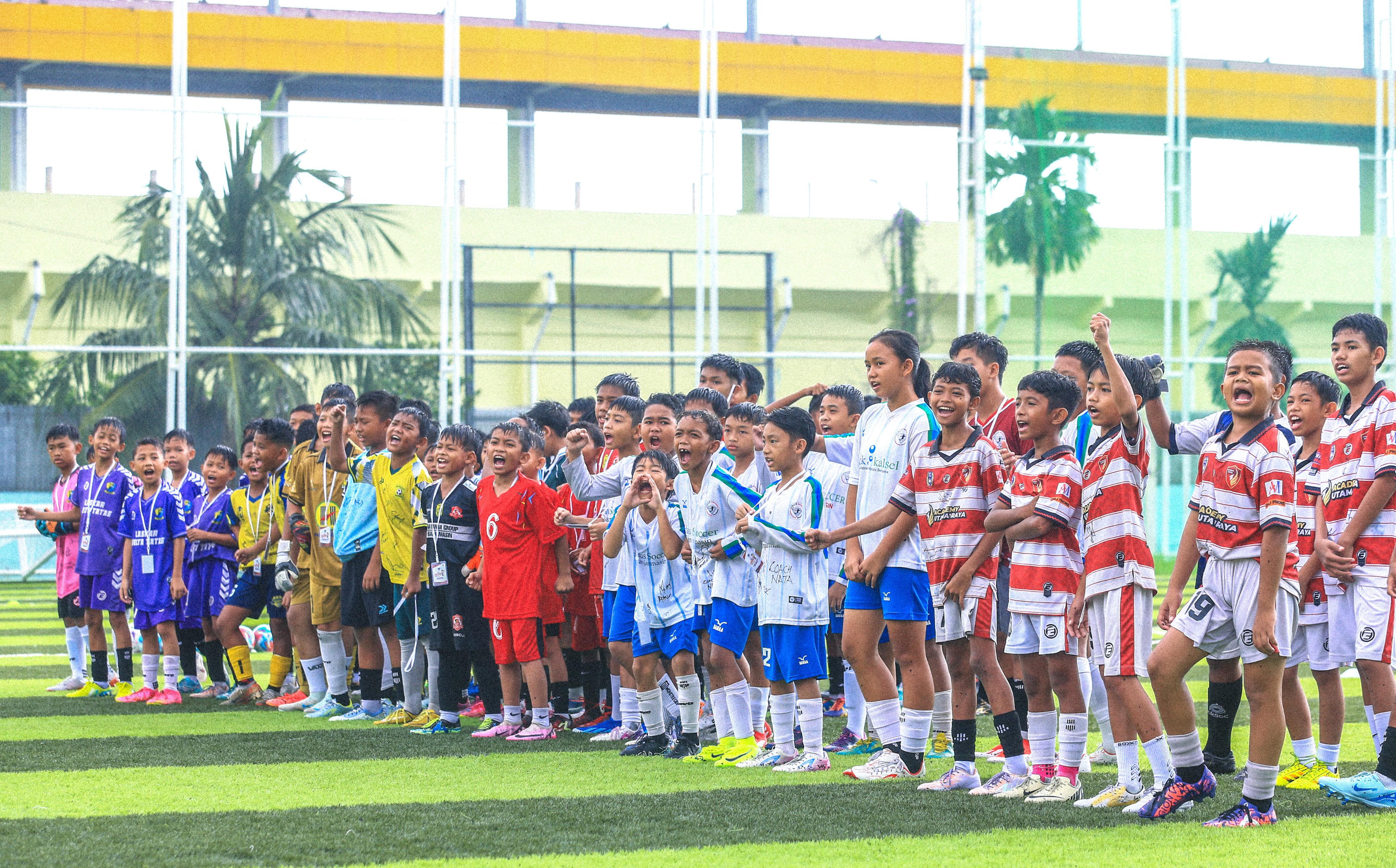 LAPANGAN: Warga memanfaatkan fasilitas lapangan mini soccer SKB Mulawarman Banjarmasin untuk berolahraga bersama.