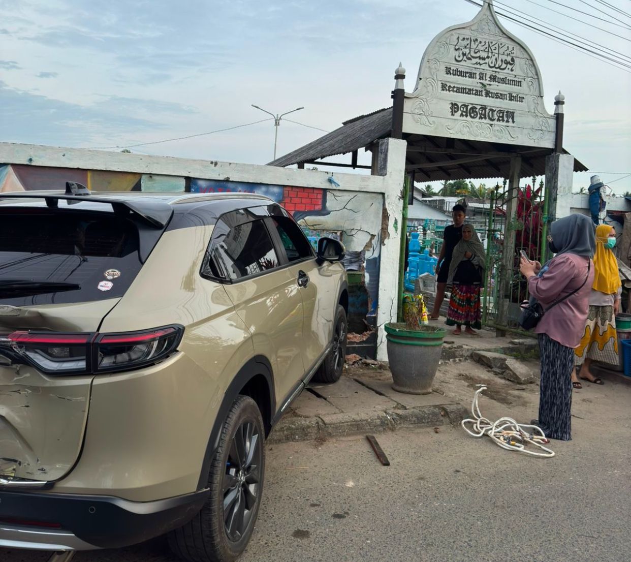 JEBOL: Pagar pemakaman jebol setelah ditabrak mobil Honda HR-V di Jalan Brigjen H. Hasan Basri, Desa Pagar Ruyung, Kusan Hilir, Tanah Bumbu.