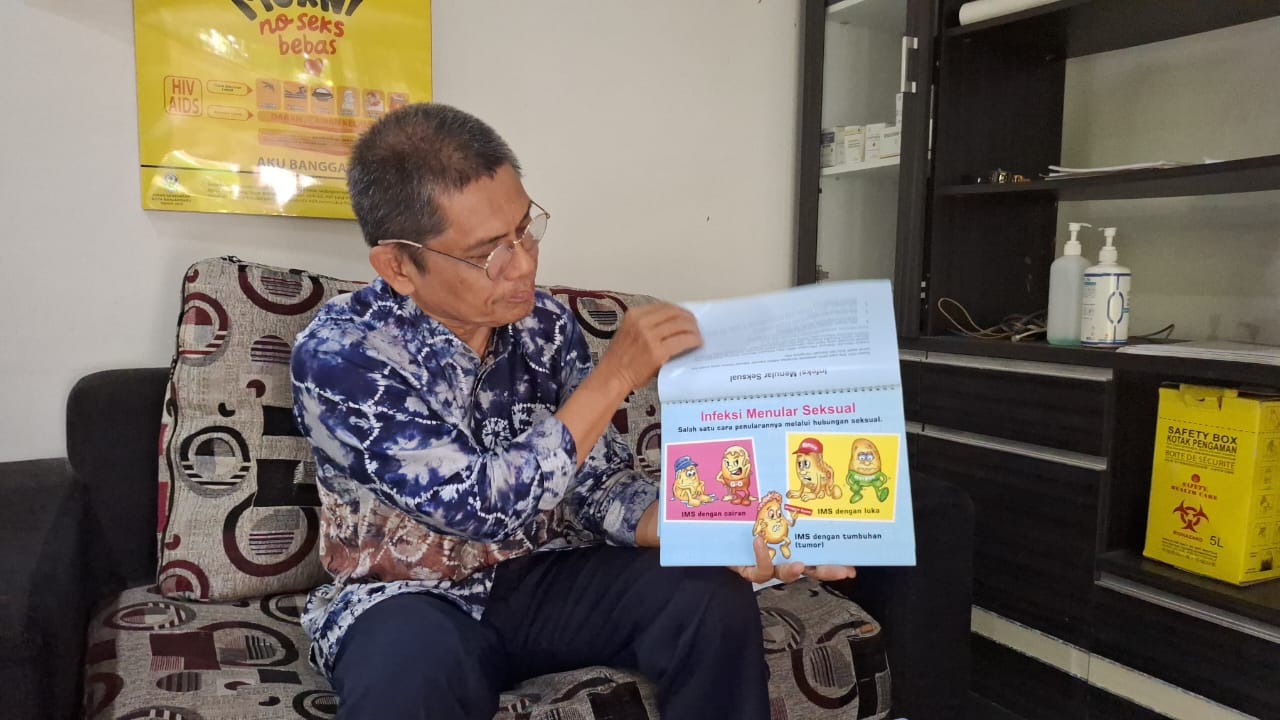 MEMAPARKAN: Relawan Penanggulangan HIV Banjarbaru, Edi Sampana saat memaparkan kasus HIV.