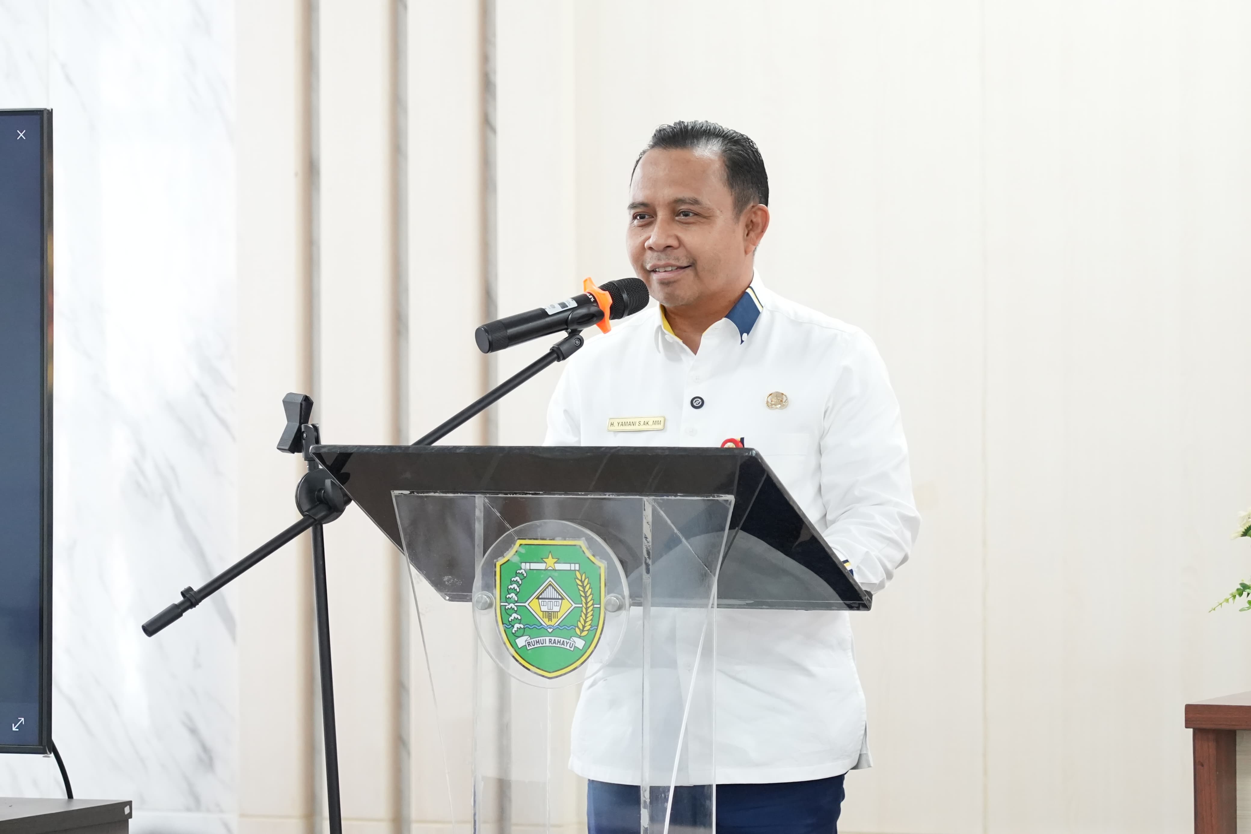 BERITAHUKAN: Bupati Tapin H Yamani memberitahukan bahwa akan ada perbaikan jalan pada desa-desa yang ada di Kecamatan Candi Laras Utara.