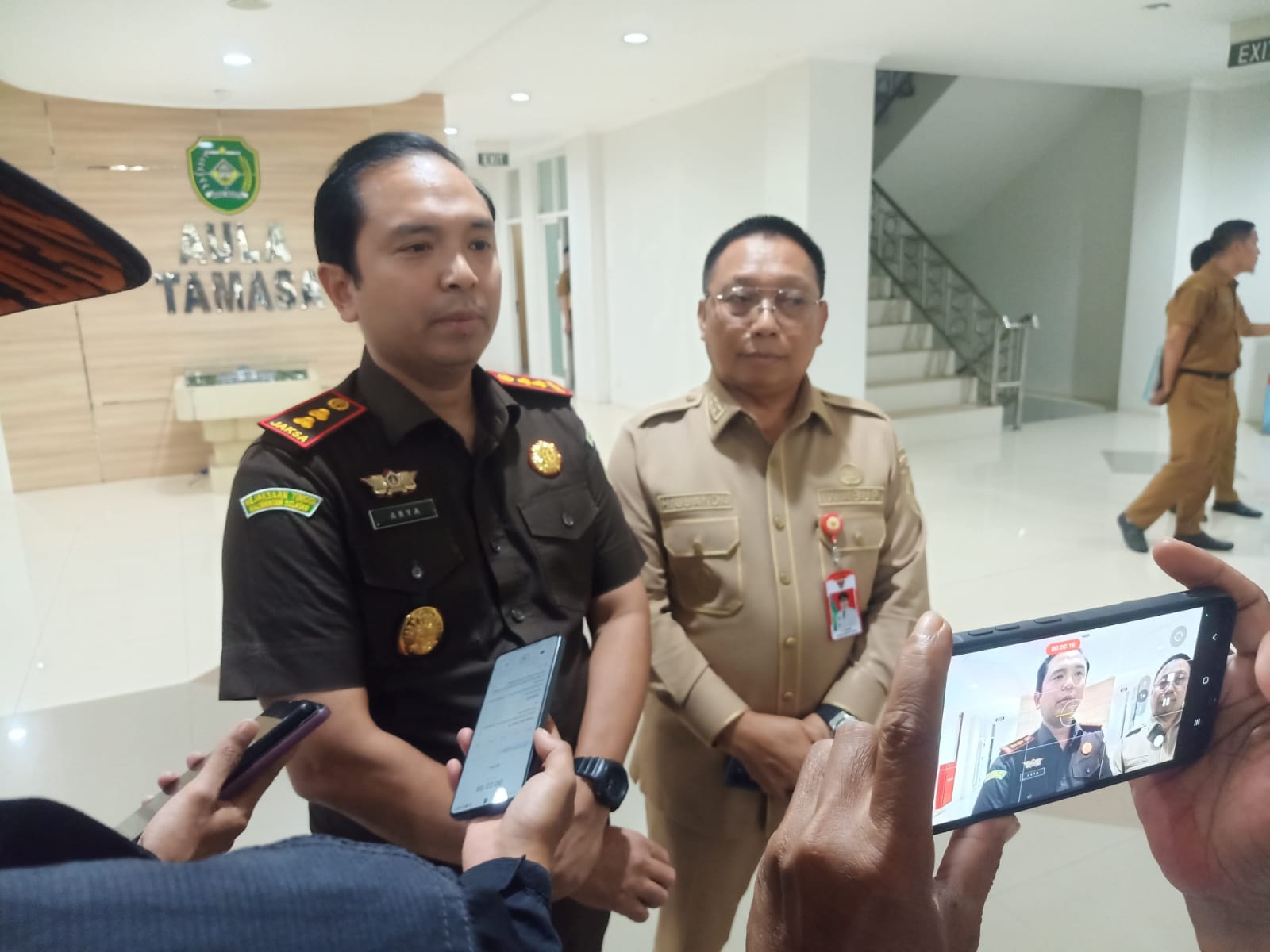 WAWANCARA: Kepala Kejari Tapin Arya Wicaksana bersama Wakil Bupati Tapin H Juanda memberikan keterangan. (Foto: Rasidi Fadli)