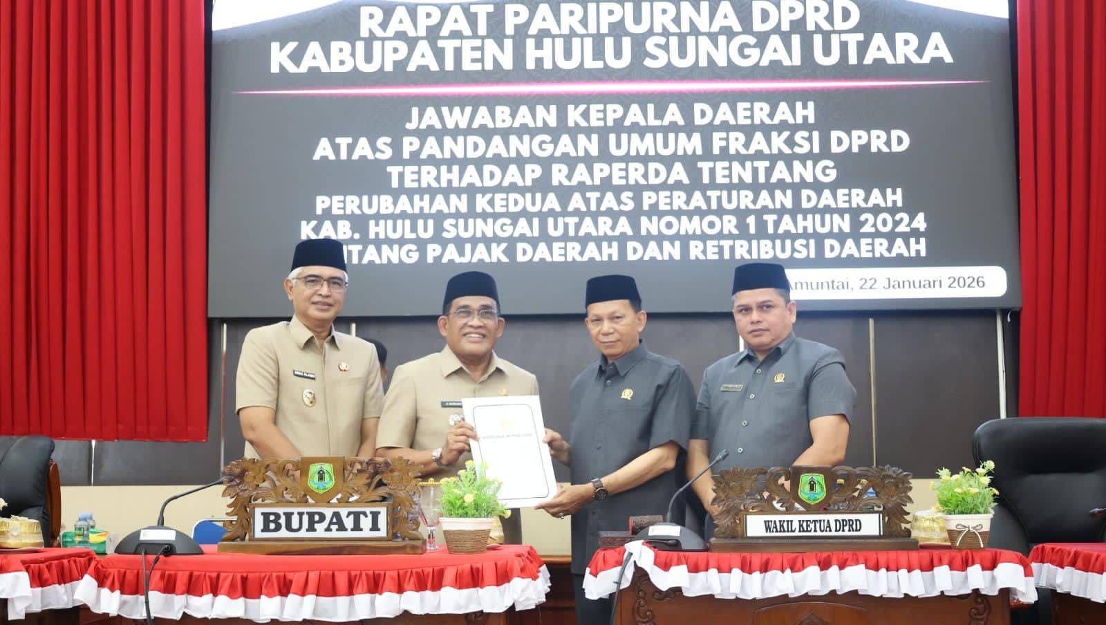 HADIR:Bupati HSU H Sahrujani serahkan draf jawaban Pemkab HSU pada pimpinan DPRD HSU terkait Raperda Perubahan Kedua atas Perda Nomor 1 Tahun 2024 tentang Pajak Daerah dan Retribusi Daerah