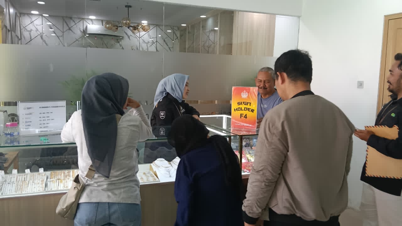 KEHABISAN:Stok emas di Galeri 24 sempat kosong beberapa hari.