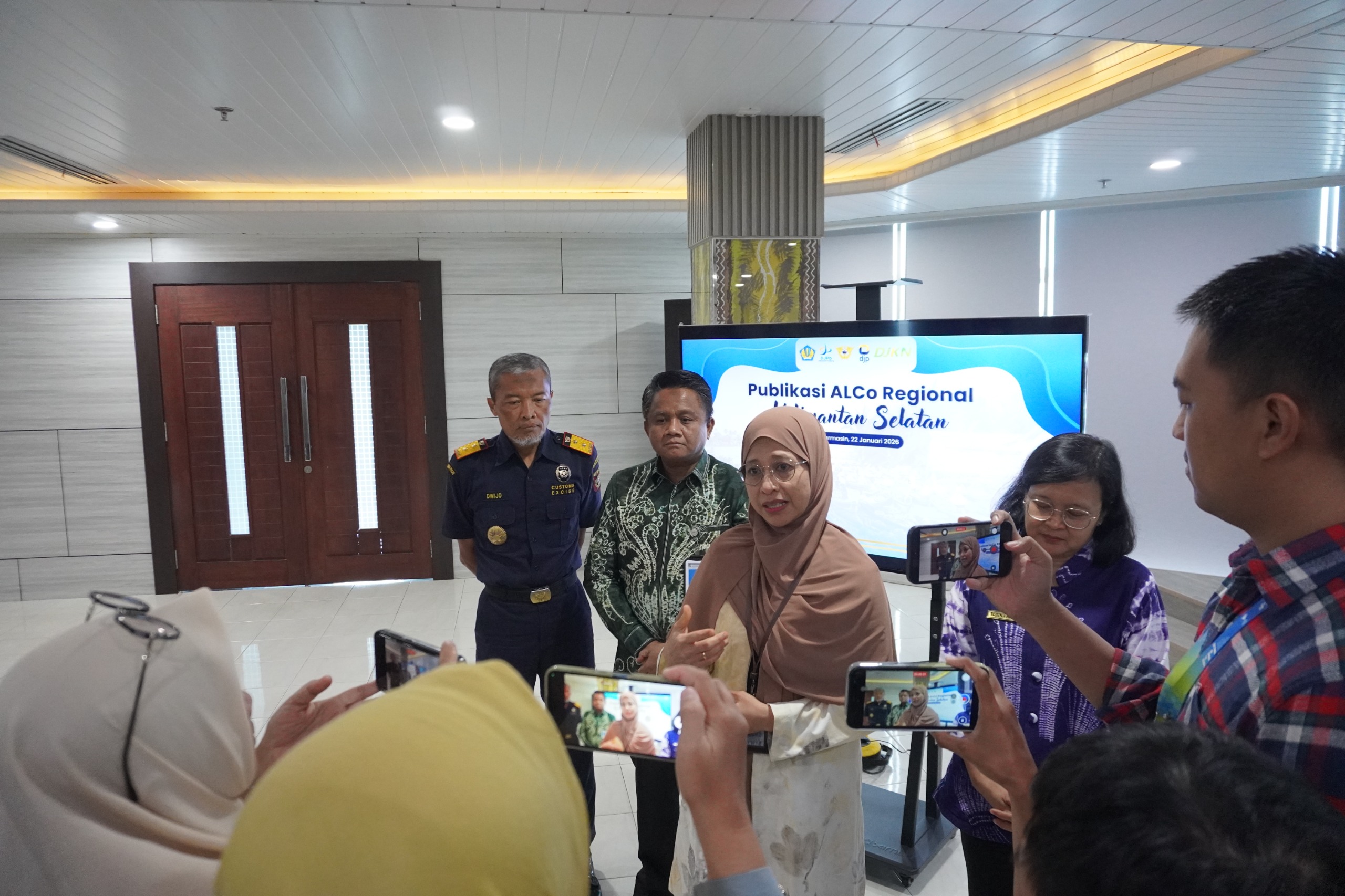 DOOR STOP: Kepala Kanwil DJP Kalselteng, Syamsinar kala diwawancara wartawan usai media briefing yang digelar di Aula Kanwil DJP Kalselteng, Kamis (22/1/2026)