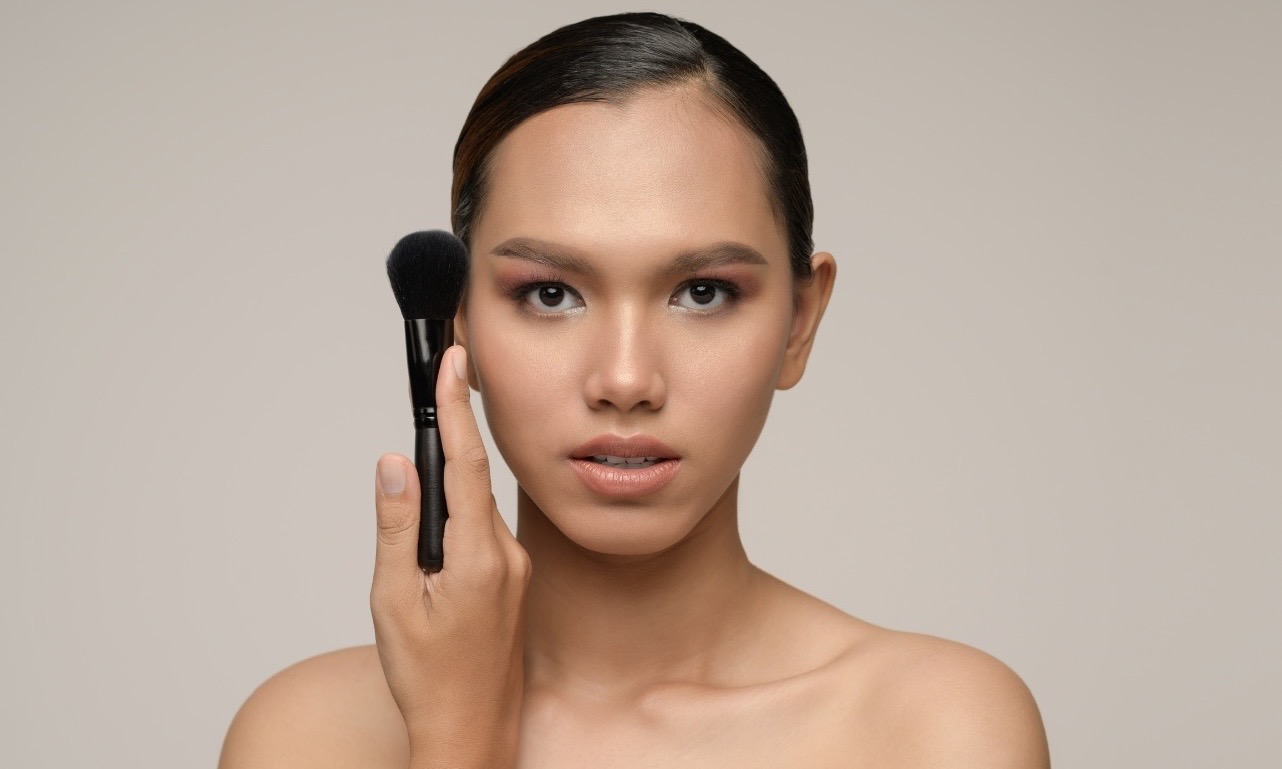 GELAP: Pada kondisi kulit tertentu membuat makeup terlihat menggelap atau oksidasi. (Foto: Freepik)
