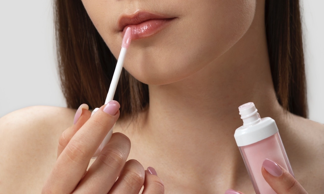 PROPORSIONAL: Bibir tipis juga bisa terlihat proporsional dengan teknik pengaplikasian lipstik yang tepat. (Foto: Freepik)