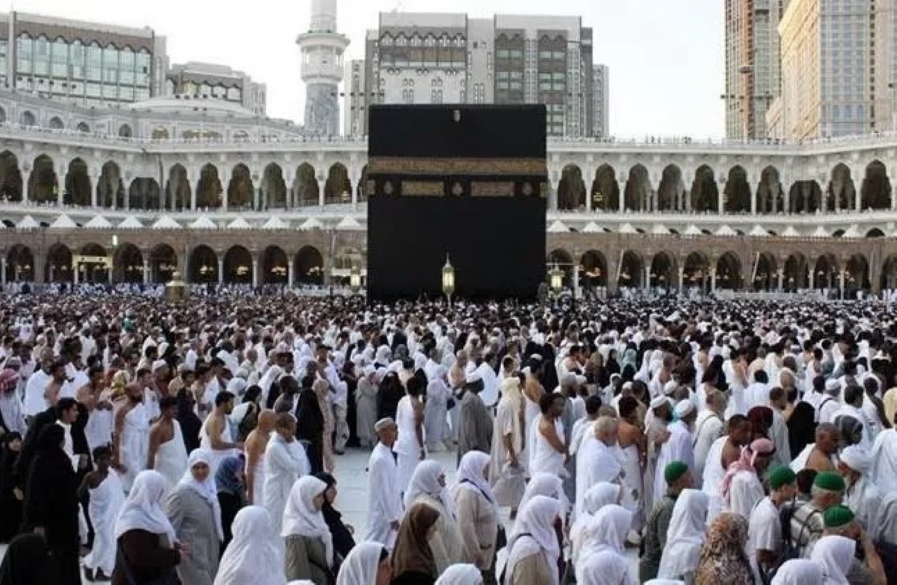 TAWAF: Jemaah saat melaksanakan ibadah haji. Daftar tunggu haji Indonesia nyaris 5,7 Juta Orang (Dokumen/Jawa Pos)