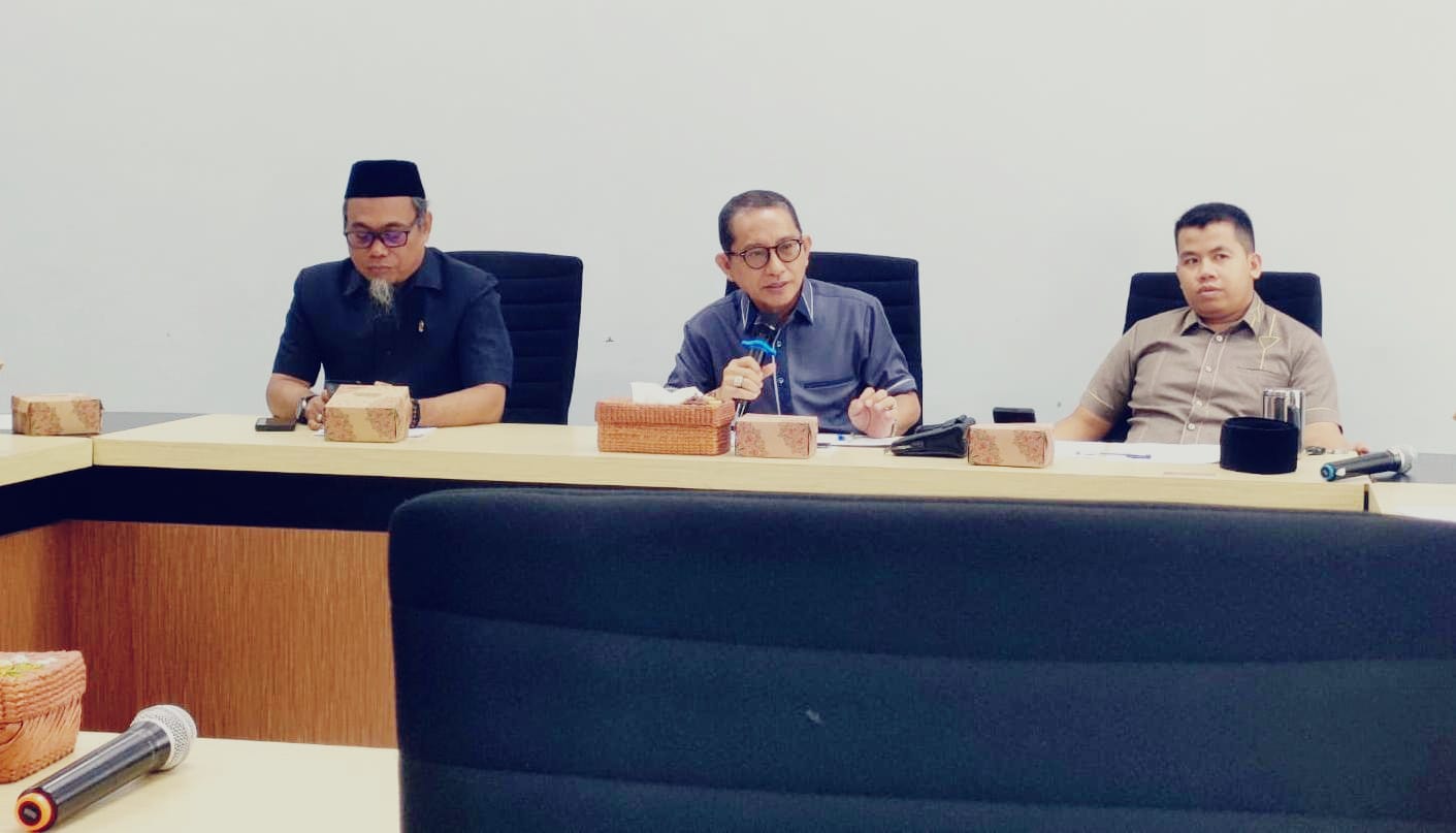 SEPAKAT: Ketua Bapemperda DPRD HSU Junaidi memimpin Rapat Propemperda Anggaran 2026 di Aula Rapat DPRD HSU, Kamis (22/1/2026).