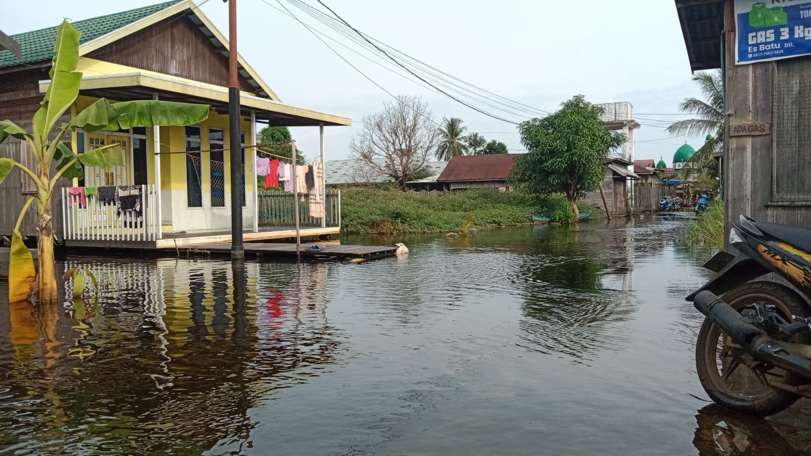 CUACA PANAS: Banjir yang merendam wilayah Nagara sudah mulai surut sedikit-demi sedikit.