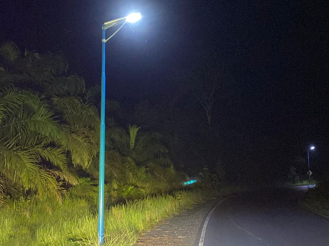 TERANG: Lampu jalan tenaga surya dipasang di ruas Jalan Alternatif Batulicin&ndash;Banjarbaru, Kabupaten Tanah Bumbu.
