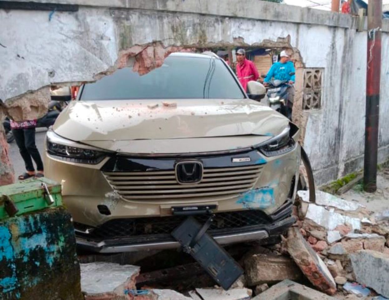 JEBOL: Pagar kubran jebol setelah ditabrak mobil Honda HR-V di Jalan Brigjen H Hasan Basri, Desa Pagar Ruyung, Kusan Hilir, Tanah Bumbu.
