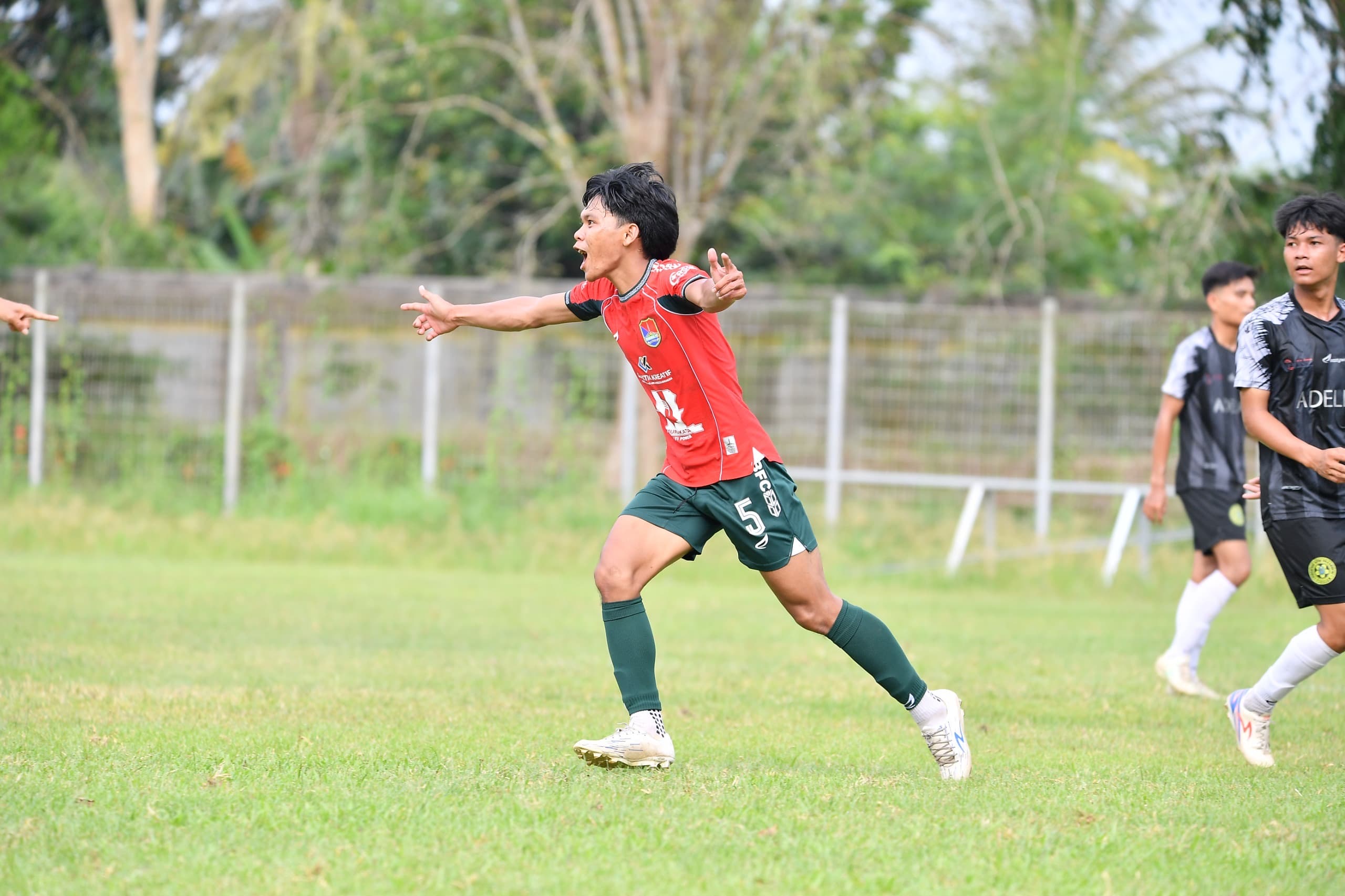 Pemain Barabai FC melakukan selebrasi saat timnya lolos ke putaran kedua Liga 4 Kalsel 2025/2026.