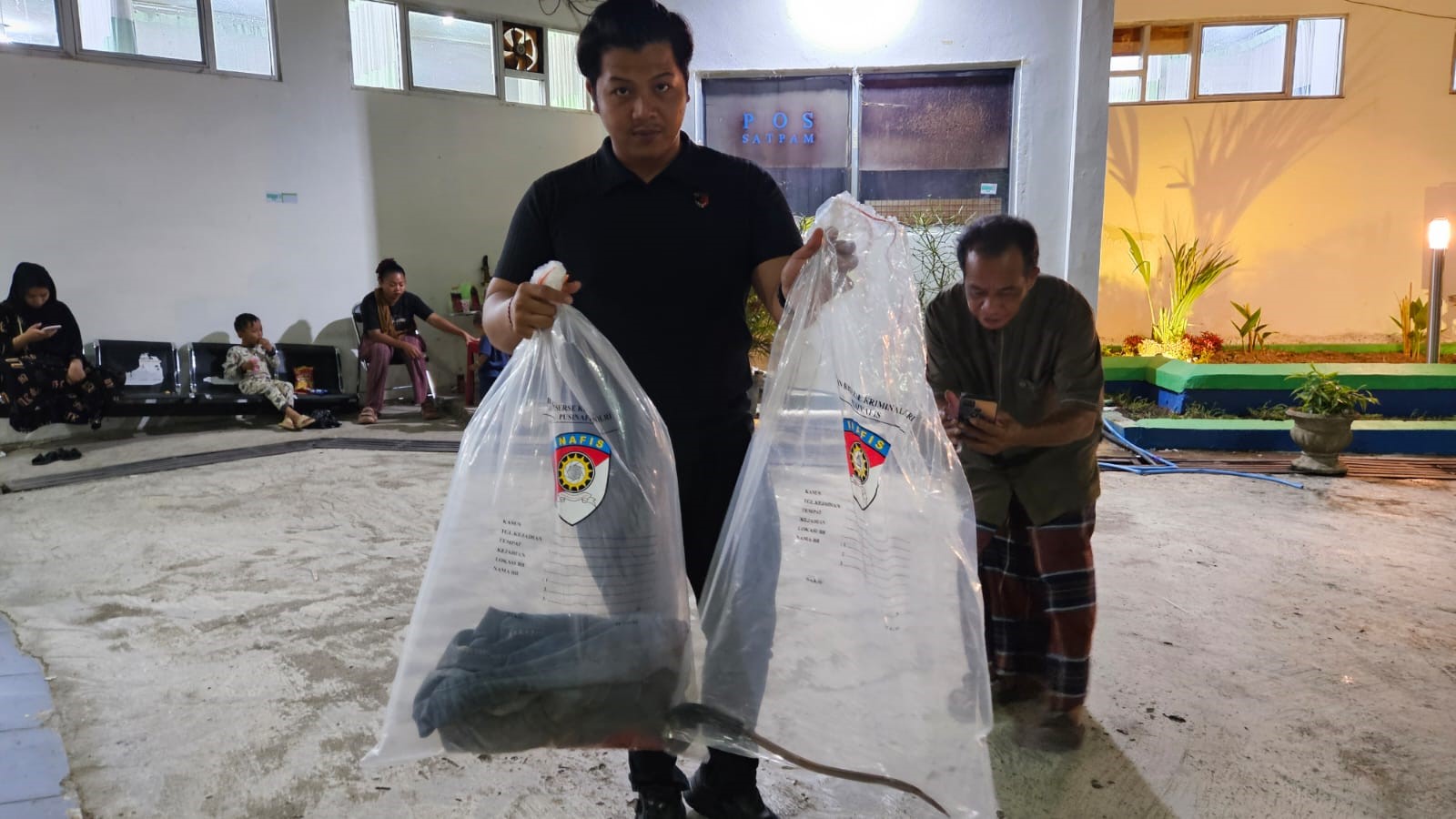BARBUK: Petugas kepolisian mengamankan barang bukti di lokasi perkelahian berdarah di Desa Batu Merah, Kecamatan Lampihong, Kabupaten Balangan.