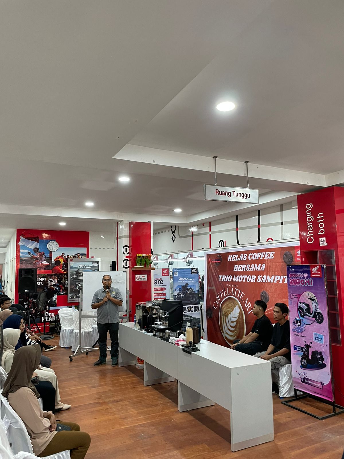 SERU : Kegiatan coffee latte Art class yang digelar di area Dealer Trio Motor Sampit.