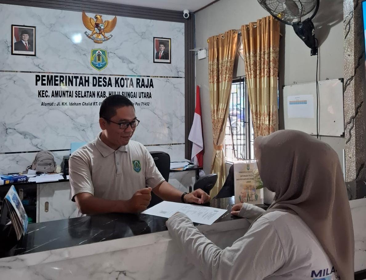 PELAYANAN: Kepala Desa Kota Raja, Ahmad Sayuti, saat melakukan pelayanan publik Jumat (23/1/2026). (Foto: M.Akbar/Radar Banjarmasin)
