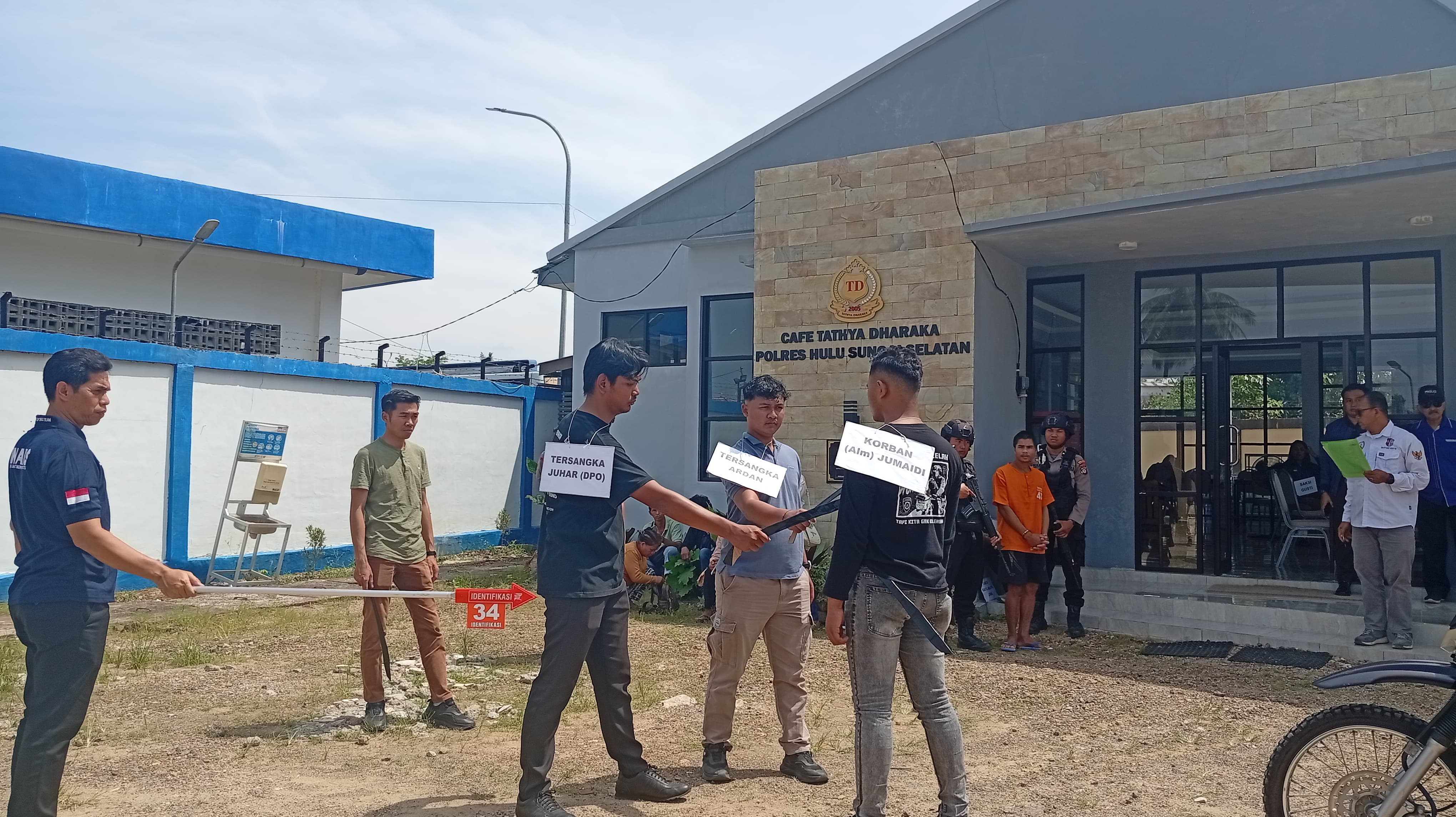 REKONSTRUKSI: Adegan saat tersangka Ardan dan Juhar (DPO) melakukan aksi pembunuhan kepada korban Jumaidi. (Foto: M. Padil Ihsan/Radar Banjarmasin)