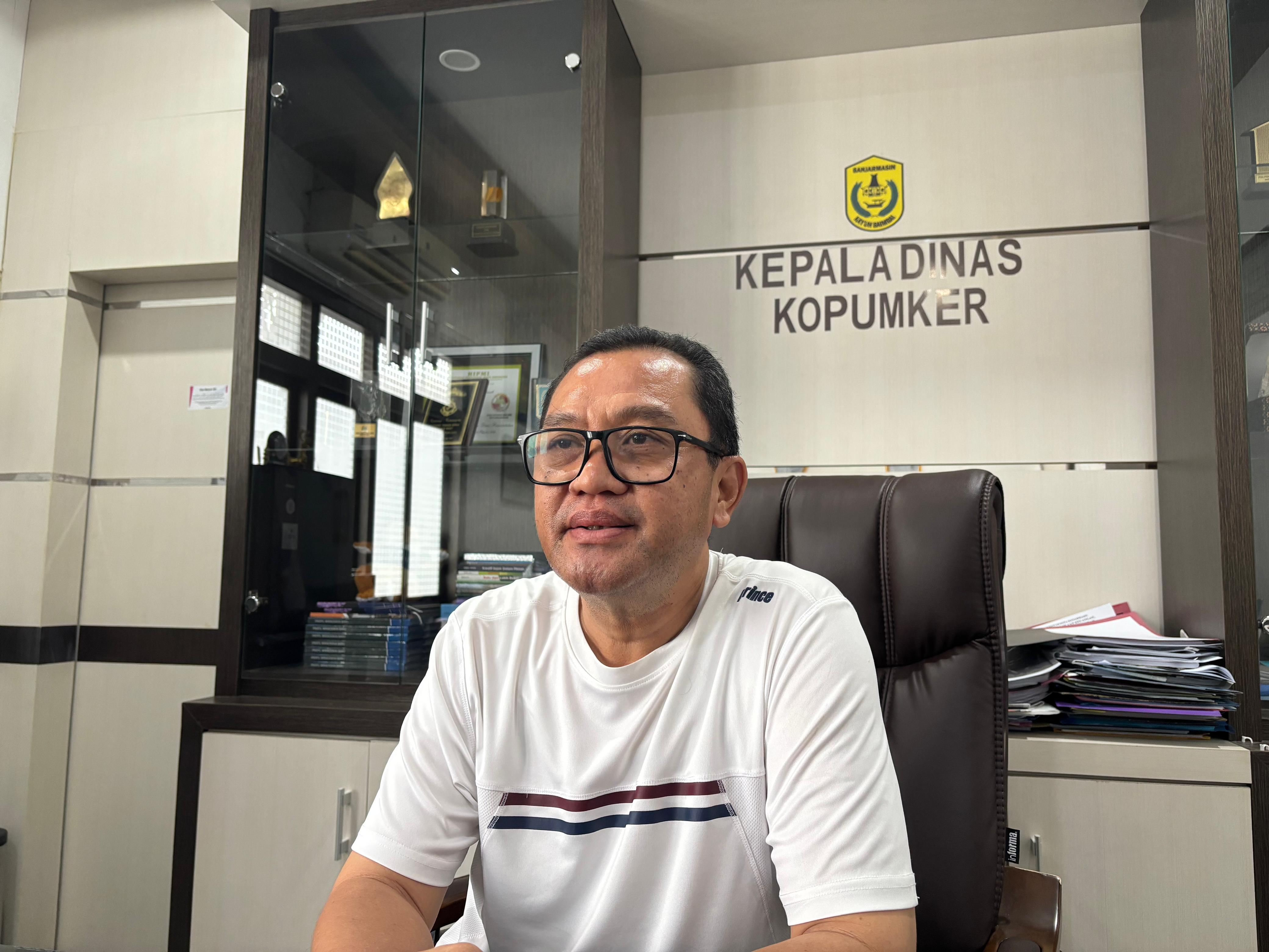 MENANGGAPI: Kadiskopumker Banjarmasin M Isa Anshari menanggapi hasil sidak wali kota terkait alat hibah yang belum digunakan sejak 2019. (Zulvan Rahmatan/Radar Banjarmasin)