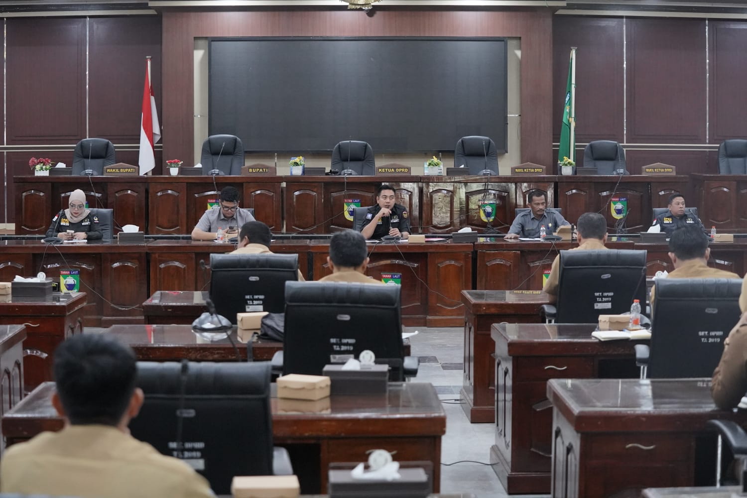 SERIUS: Rapat RDPU bersama warga Desa Panggung Baru dengan PTPN IV Regional V. (Foto: Humas DPRD Tala untuk Radar Banjarmasin)