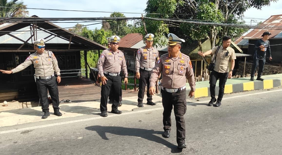 BERJALAN: Dirlantas Polda Kalsel, Kombes Pol Dr. Fahri Siregar, cek jalur darat rawan lakalantas di wilayah hukum Polres Hulu Sungai Utara, Jumat (23/1/2026). (Foto: M.Akbar/Radar Banjarmasin)